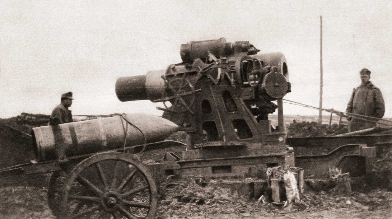 Ensimmäisen maailmansodan aikana käytetty itävaltalainen jättiläinen piirihaubitsa ja sen kuori, The Illustrated War News, 1915 tekijältä English Photographer