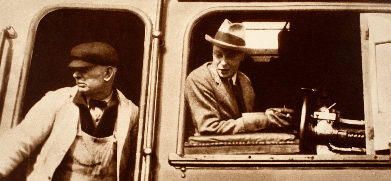 Moottorinkuljettaja luovuttaa kuningas Edward VIII:lle Kanadassa 1920-luvulla tekijältä English Photographer