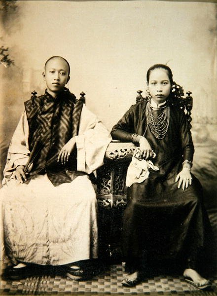 Annamiittipoika ja -tyttö Keski-Vietnamissa, n. 1875 (albumiprintti) tekijältä English Photographer