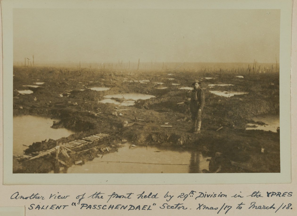 Toinen näkymä 29:n hallussa olevasta edestä. Jaosto YPRES SALIENT “PASSCHENDAELE” -sektorilla. Joulu 17. - 18. maaliskuuta tekijältä English Photographer