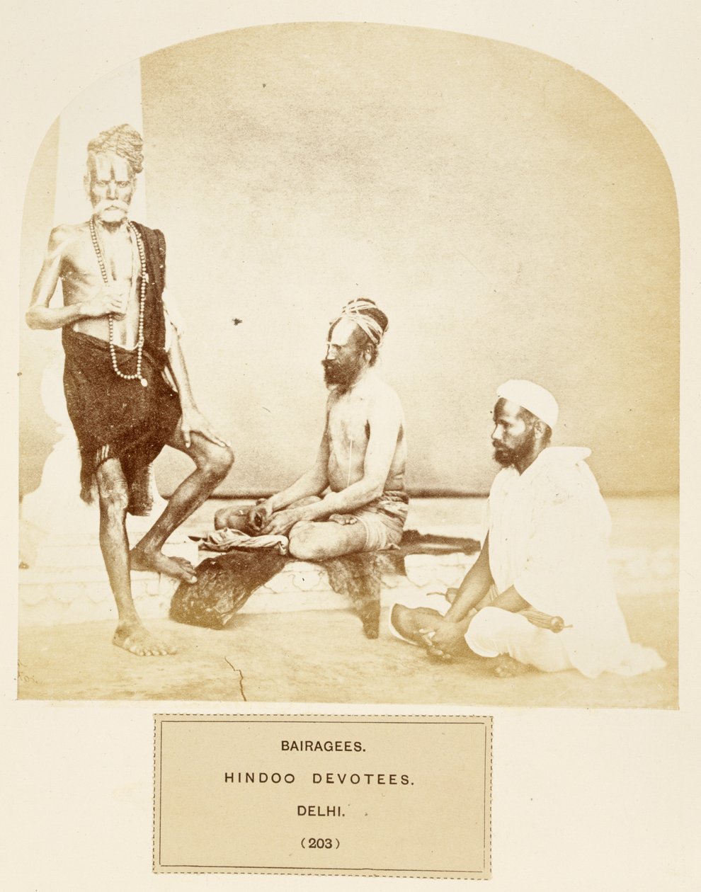 Bairagees, Hindoo devotees, Delhi, J. Forbes Watsonin teoksesta The People of India, julkaistu 1868 (albumiprintti) tekijältä English Photographer