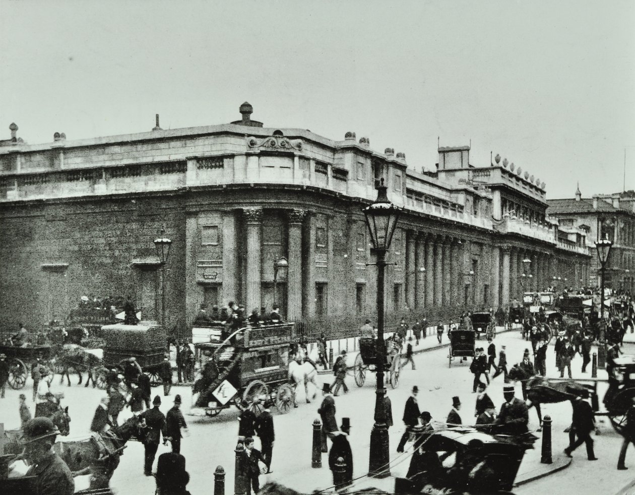 Bank of England, Threadneedle Street, Lontoon kaupunki, 1890 tekijältä English Photographer