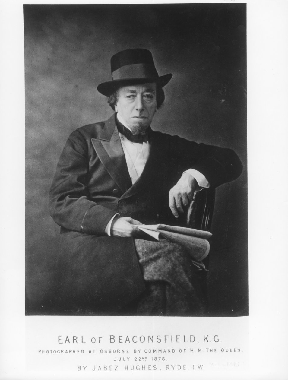 Benjamin Disraeli, 1. Beaconsfieldin jaarli (1804-81) Jabez Hughesin ottamassa valokuvassa Osborne Housessa, Isle of Wightissa. tekijältä English Photographer
