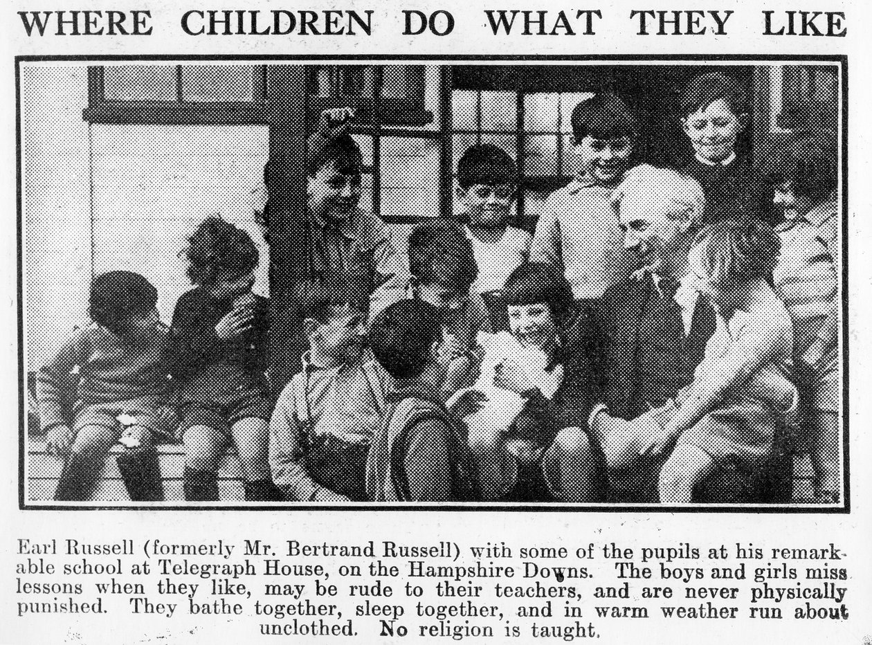 Bertrand Russell oppilaiden kanssa Beacon Hill Schoolissaan, 1931 tekijältä English Photographer