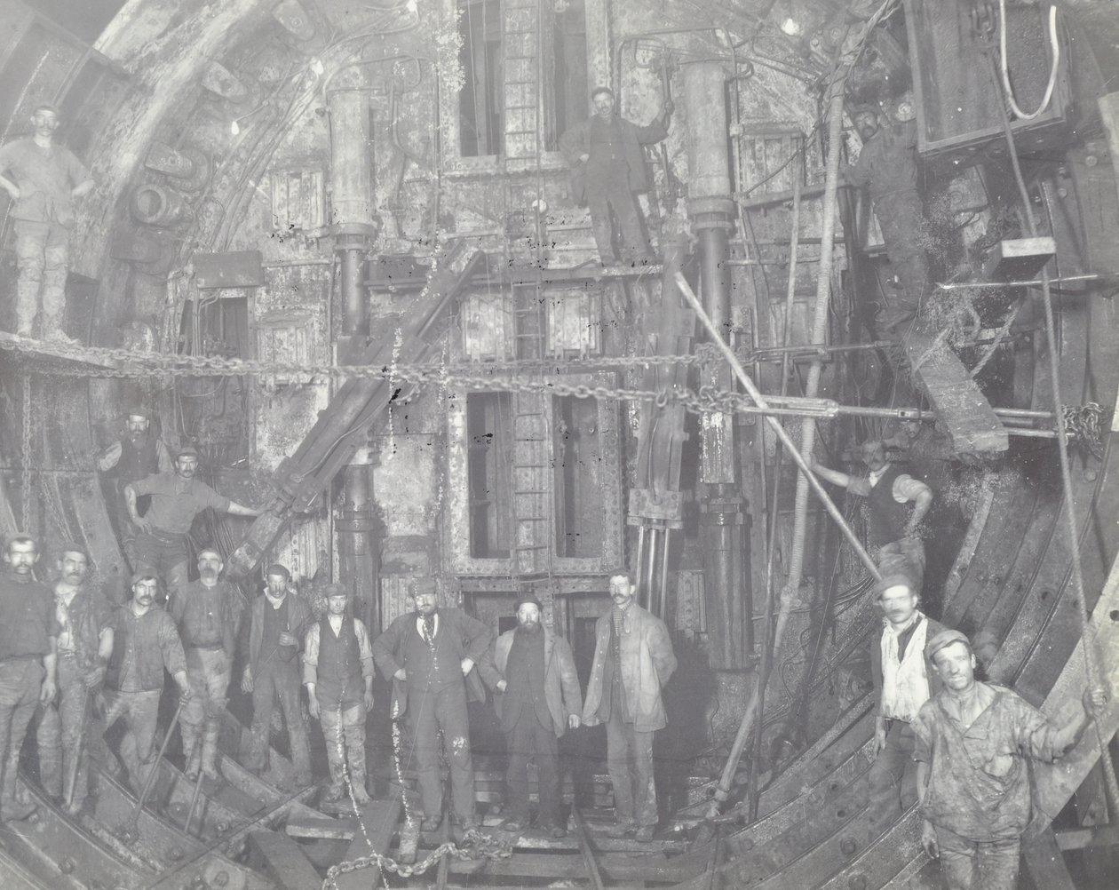 Blackwall Tunnel: ryhmä työläisiä seisoo ilmasulussa, 1894 tekijältä English Photographer