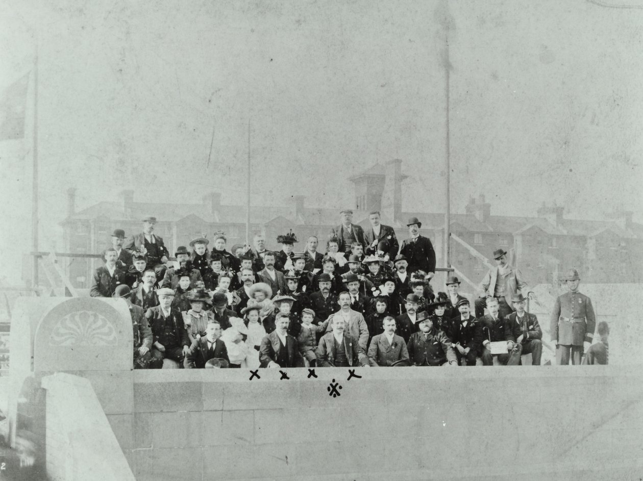 Blackwall Tunnel: yleisöä kokoontui avajaisseremoniaan, 1897 tekijältä English Photographer