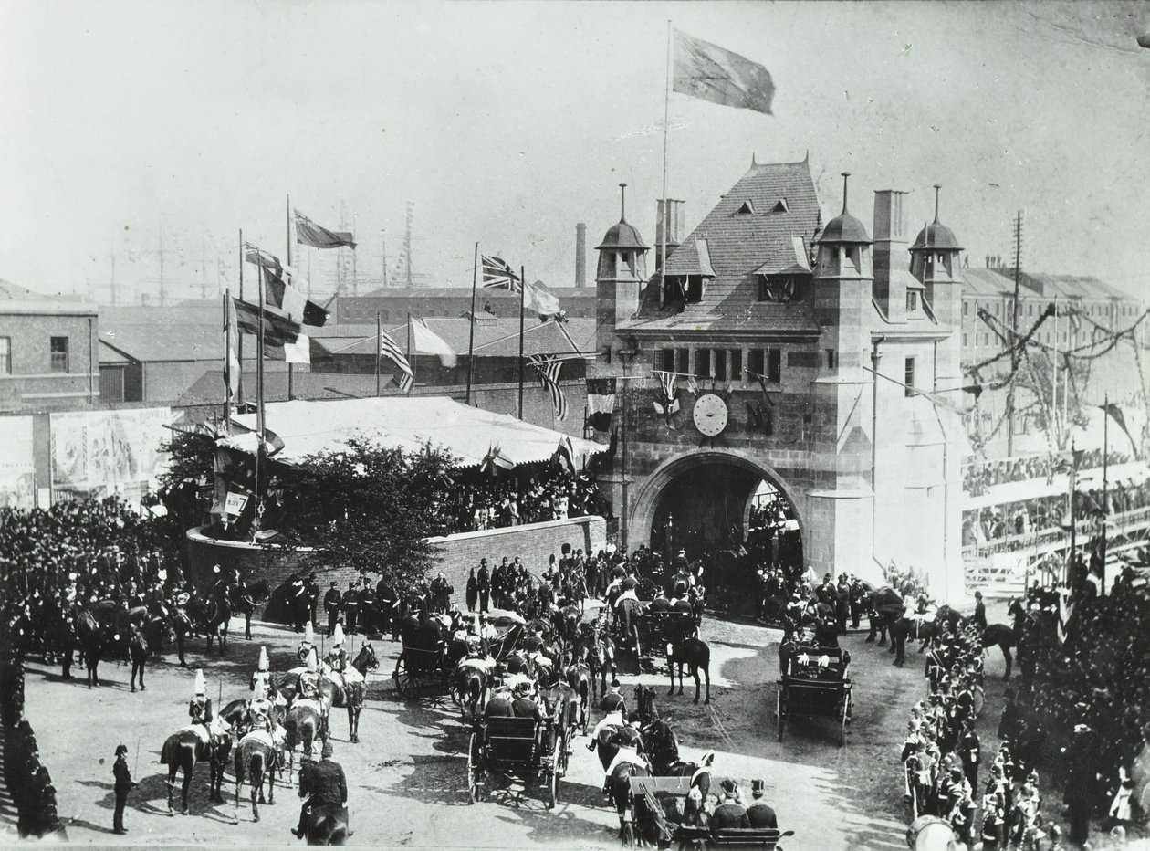 Blackwall-tunneli: hevoskärryt kulkevat tunnelin sisäänkäynnin seremoniallisen avauksen läpi, 1897 tekijältä English Photographer