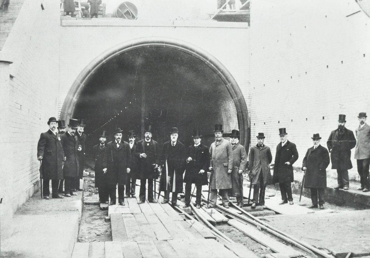 Blackwall Tunnel: arvohenkilöiden suorittama vedenalaisen osan tarkastus, 1895 tekijältä English Photographer