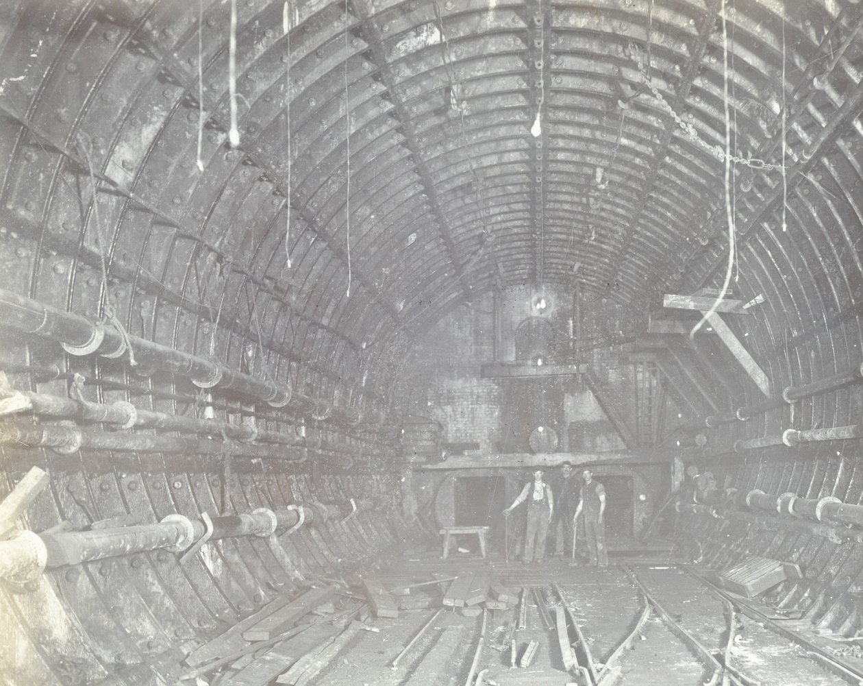 Blackwall Tunnel: kaksi miestä seisoo ilmasulussa, 1894 tekijältä English Photographer
