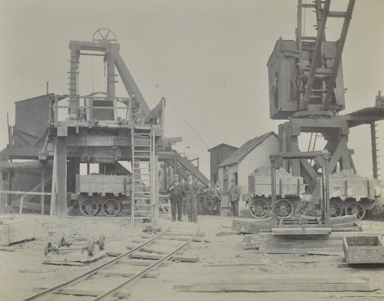 Blackwall-tunneli: kuilu ja työntekijät tunnelin rakentamisen aikana, 1893 tekijältä English Photographer