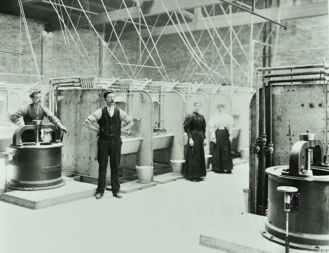 Boundary Street: pesutupa sisätilat, ihmiset työskentelevät koneiden kanssa, Lontoo, 1897 tekijältä English Photographer