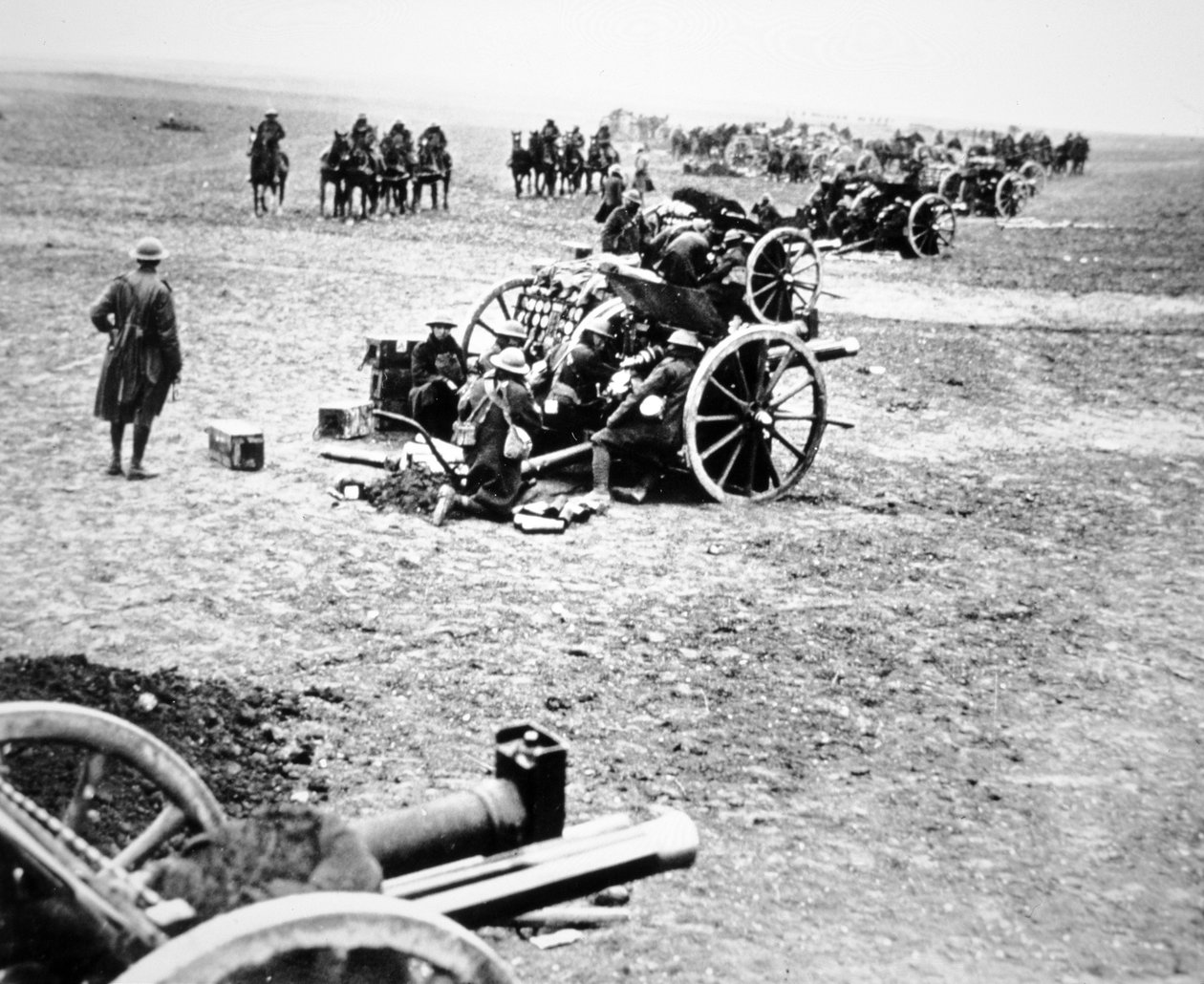 Brittiläiset 18-pounder-kenttätykit toiminnassa länsirintamalla. tekijältä English Photographer