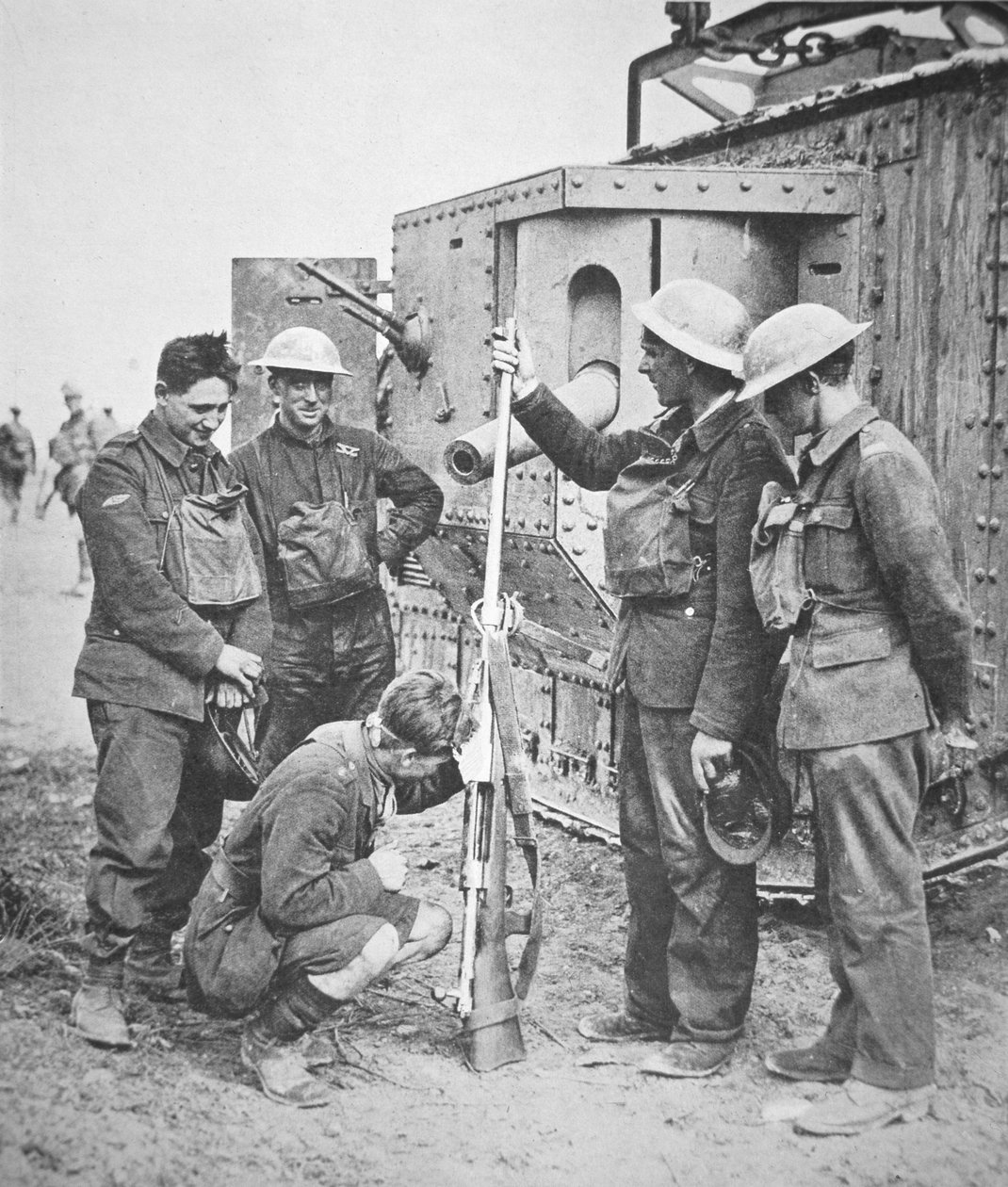 Brittipankkimiehistö tarkastaa saksalaisen panssarintorjuntakiväärin, joka ampui viiden tuuman patruunan (m/w kuva) tekijältä English Photographer