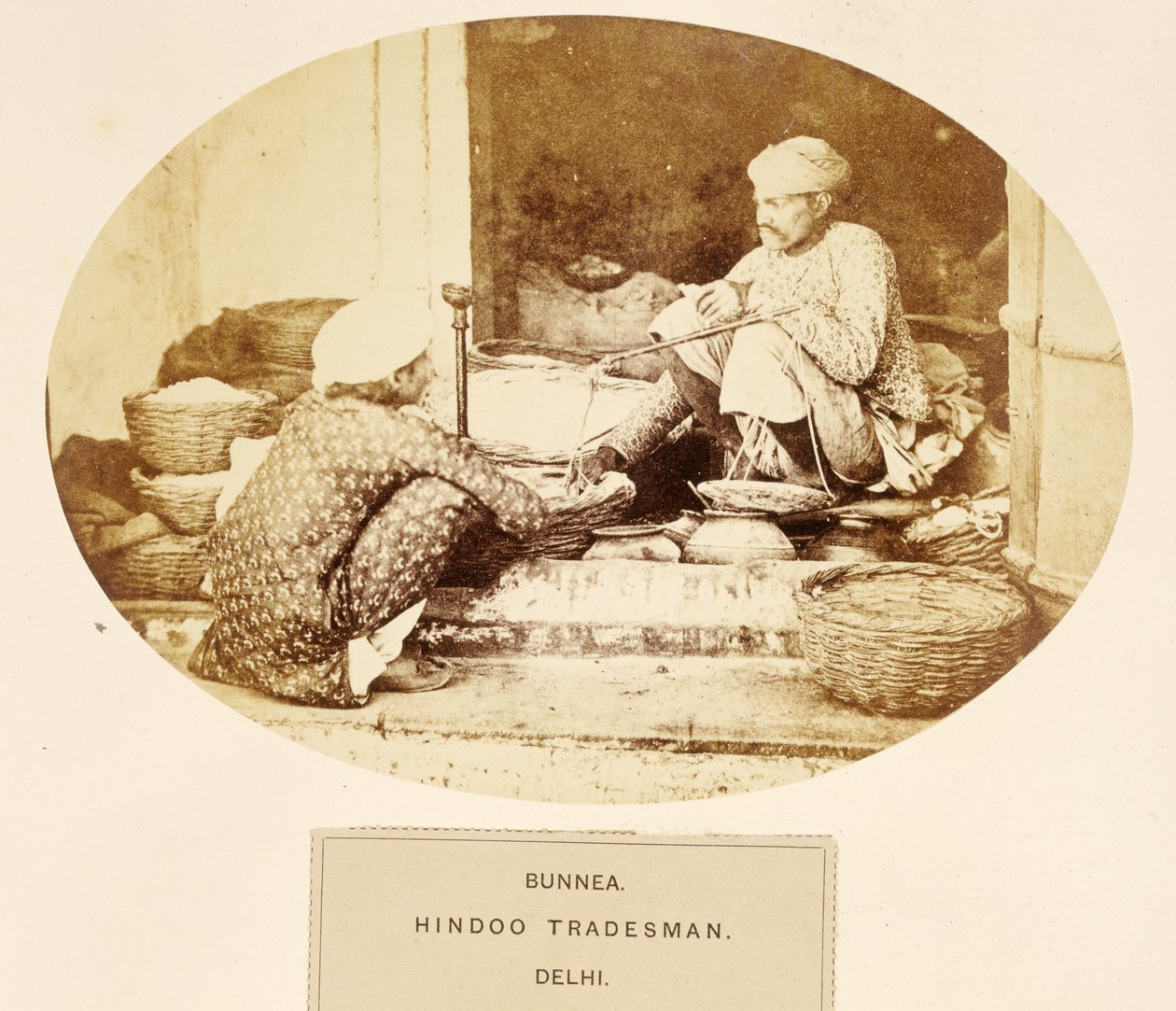 Bunnea, Hindu Tradesman, Delhi, J. Forbes Watsonin teoksesta The People of India, julkaistu 1868 (albumiprintti) tekijältä English Photographer