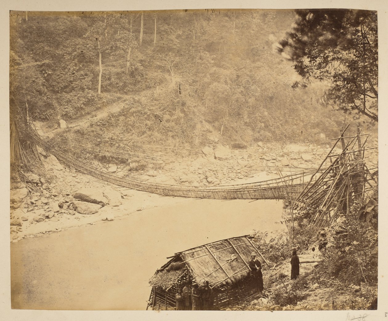 Ruokoripustussilta Teestan yli, matkalla Bhootaniin.  Näkymät Darjeelingiin. 1870-luku tekijältä English Photographer