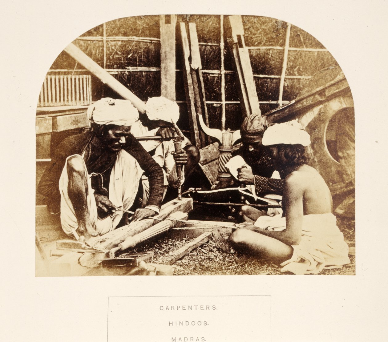 Puuseppiä, hinduja, Madras, J. Forbes Watsonin teoksesta The People of India, julkaistu 1868 (valkokangaspaino). tekijältä English Photographer