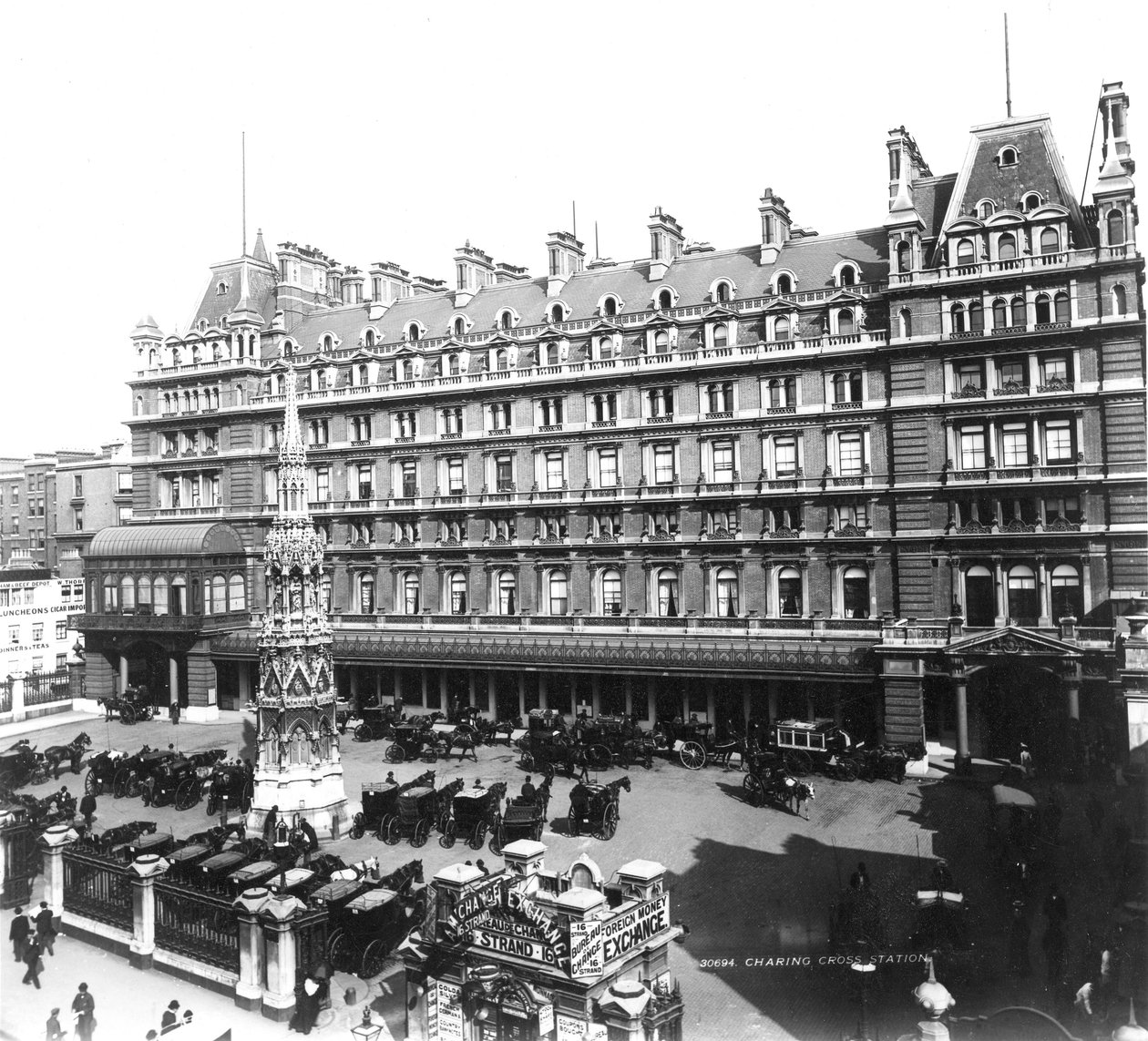 Charing Cross Station Hotel, noin 1890 (valokuva). tekijältä English Photographer