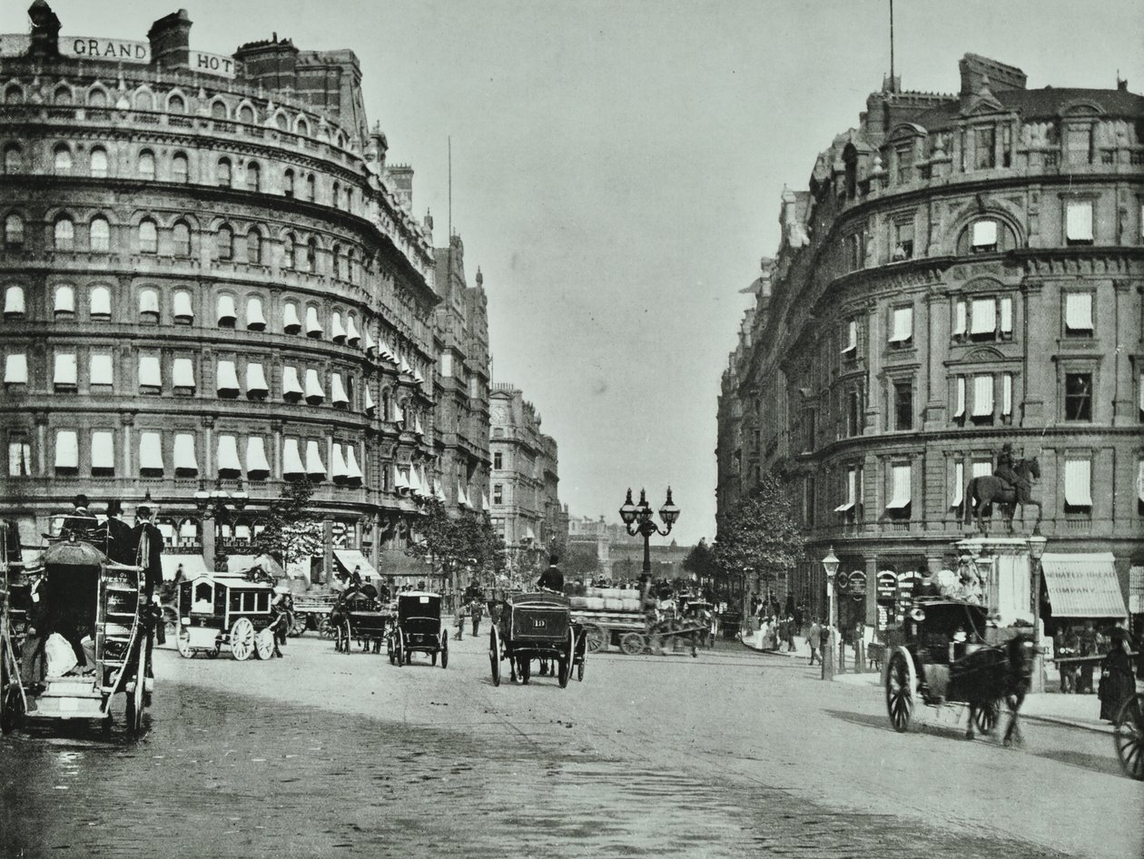 Charing Cross, Westminster LB: Northumberland Avenue Trafalgar Squarelta ja Charing Cross, 1890 tekijältä English Photographer