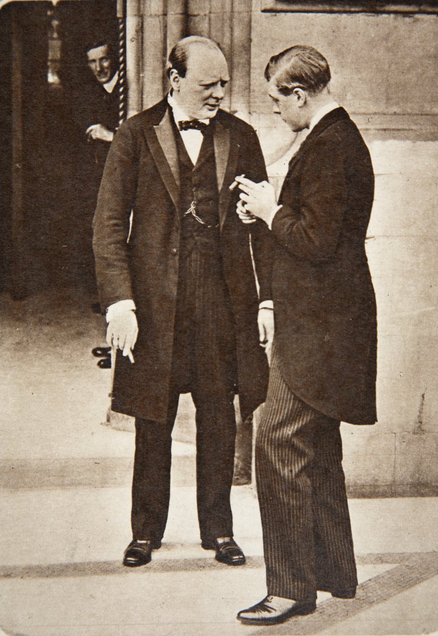 Keskustelemassa alahuoneen lounasjuhlien jälkeen: Mr. Churchill ja H.R.H. Walesin prinssi, 1919 (syväpaino) tekijältä English Photographer