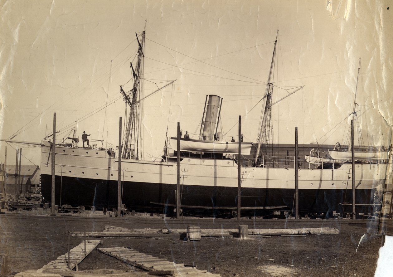 Kiinalainen tuloristeilijä "Li Kin" tai hänen sisaraluksensa "Kai Pan" lipussa valmiina laukaisuun, 1888 tekijältä English Photographer