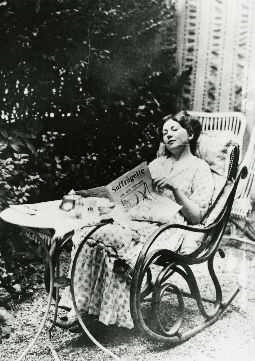 Christabel Pankhurst (1881-1969) lukee kopiota The Suffragettesta n. 1905-14 tekijältä English Photographer