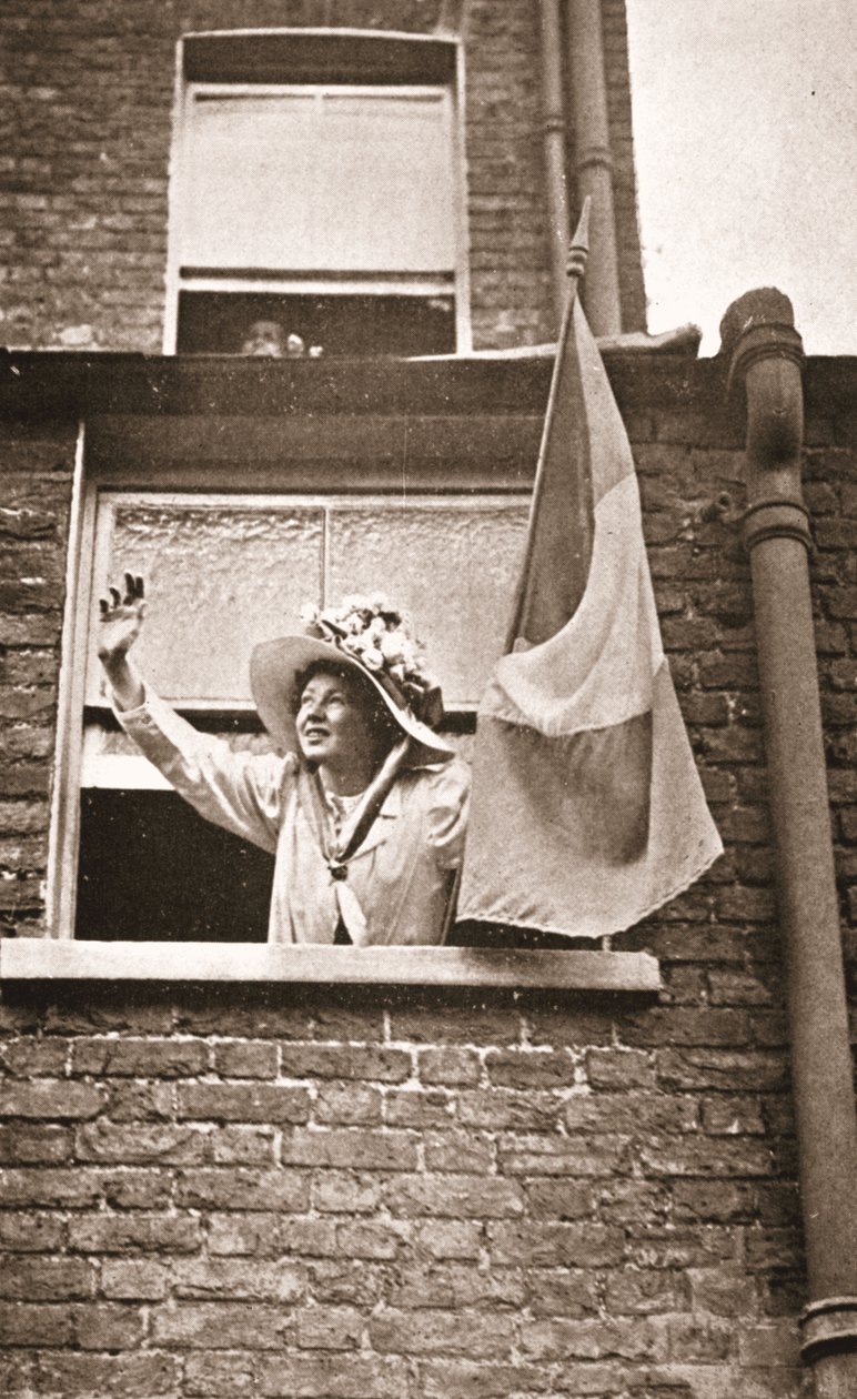 Christabel Pankhurst vilkuttaa nälkälakkolaisille Hollowayn vankilan yläpuolella sijaitsevasta talosta. tekijältä English Photographer