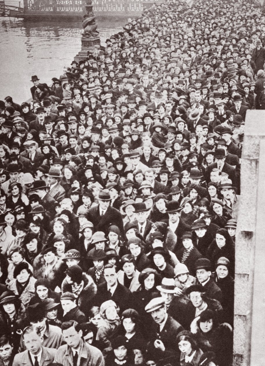 Väkijoukot odottavat pääsyä Westminster Halliin George V:n makaamisen aikana vuonna 1936 tekijältä English Photographer