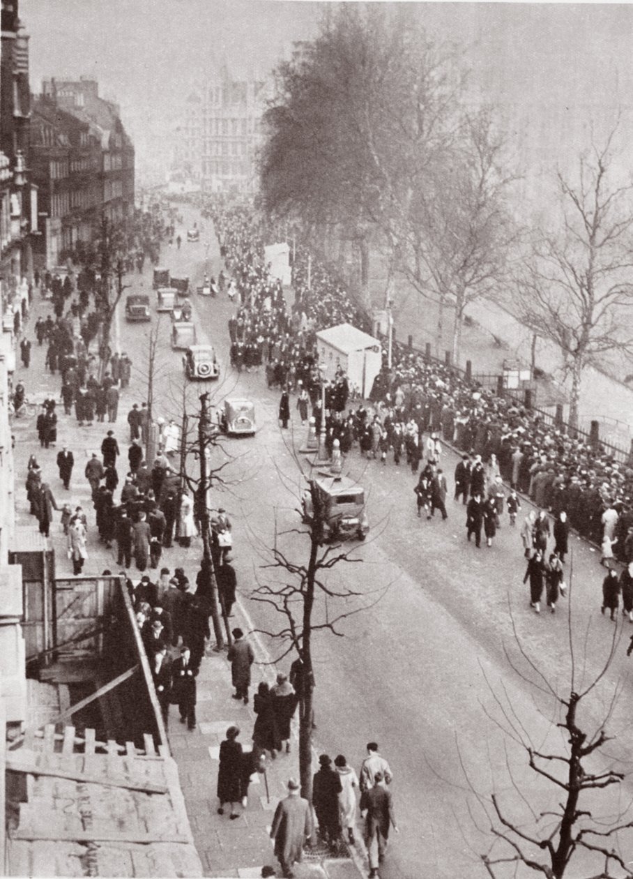Väkijoukot odottavat pääsyä Westminster Halliin George V:n makaamisen aikana vuonna 1936 tekijältä English Photographer
