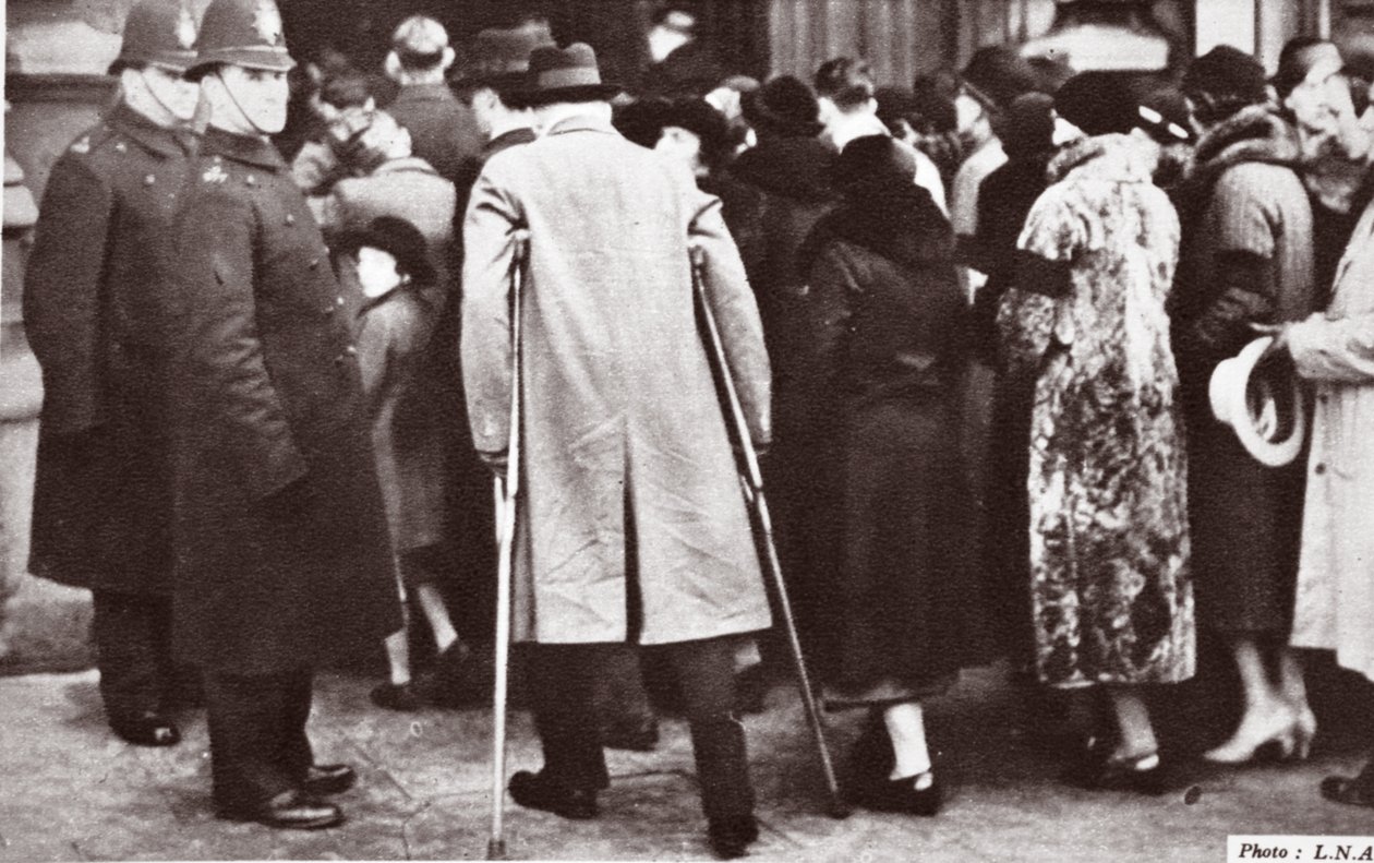 Väkijoukot odottavat pääsyä Westminster Halliin George V:n makaamisen aikana vuonna 1936 tekijältä English Photographer