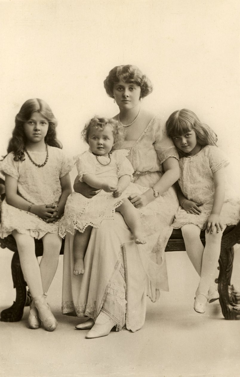 Daphne du Maurier pikkulapsena (s/w-kuva) tekijältä English Photographer
