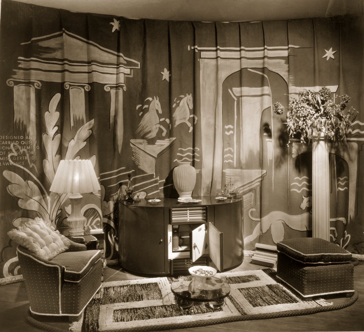 Koristeellinen kauppaosasto Dorland Hallissa roikkuvilla tekstiileillä, 1940-luku tekijältä English Photographer
