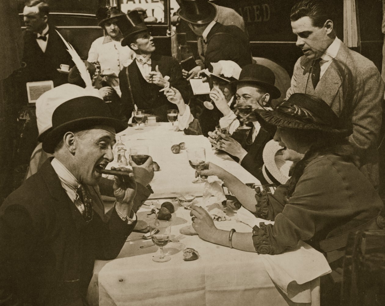 Derby Day -lounasjuhlat, painatus Horace W. Nichols, n. 1910 (syväpaino) tekijältä English Photographer