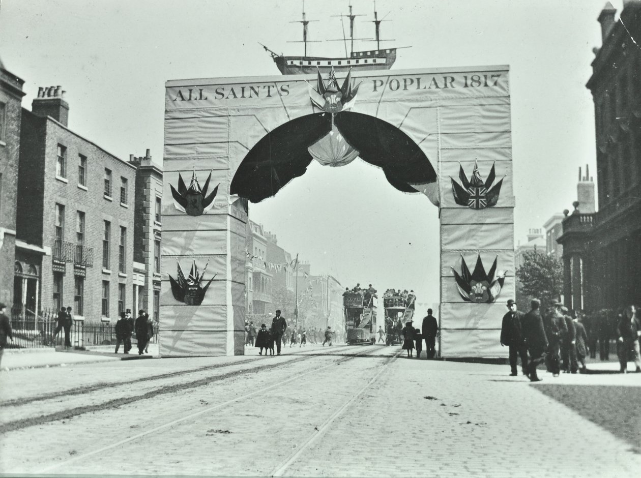 East India Dock Road: väliaikainen holvikäytävä, Victoria Diamond Jubilee, 1897 tekijältä English Photographer