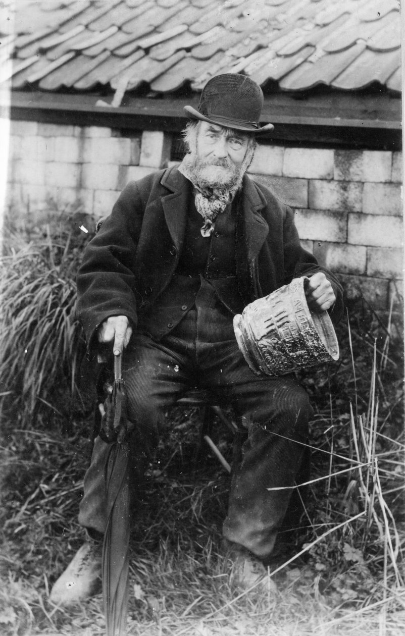 Edward Bingham pitelee yhtä Castle Hedingham Ware -mallistaan tekijältä English Photographer