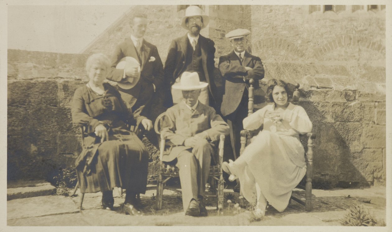 Edward Hudson ja ystävät, Lindisfarne, n. 1918 (gelatiiniprintti) tekijältä English Photographer