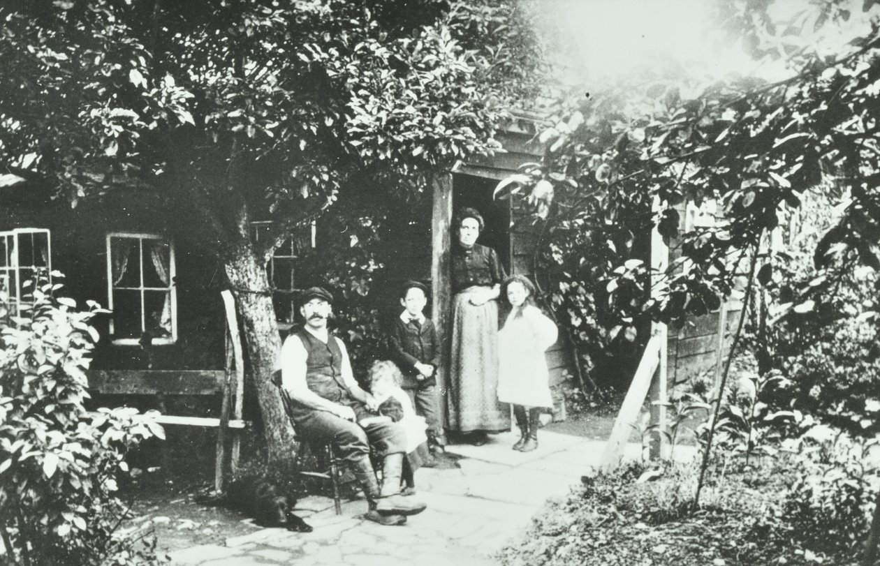 Elder Road: Rose Cottage, 1890 tekijältä English Photographer