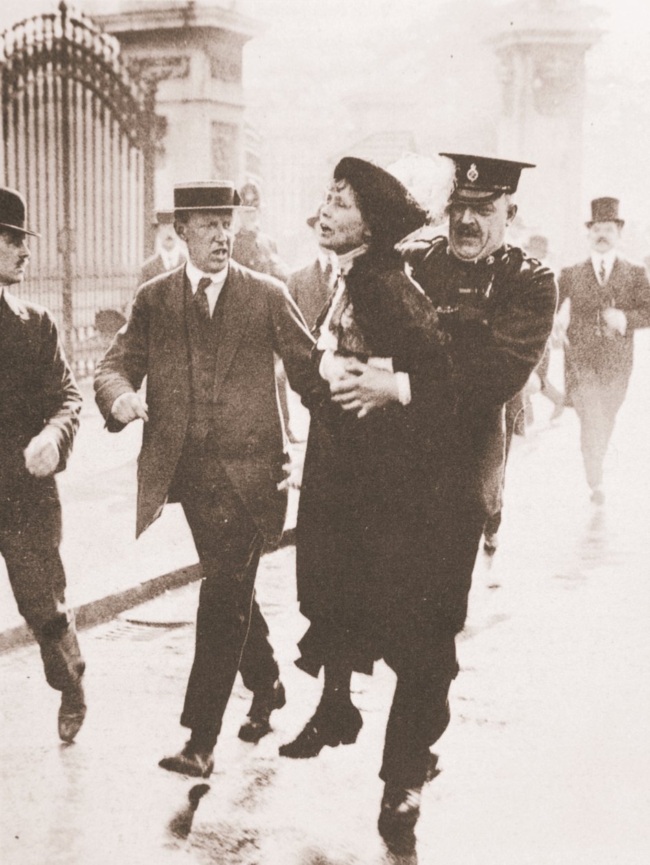 Emmeline Pankhurstin pidätys Buckinghamin palatsin edessä yrittäessään vedota kuninkaalle 21. toukokuuta 1914 (seepiakuva) tekijältä English Photographer