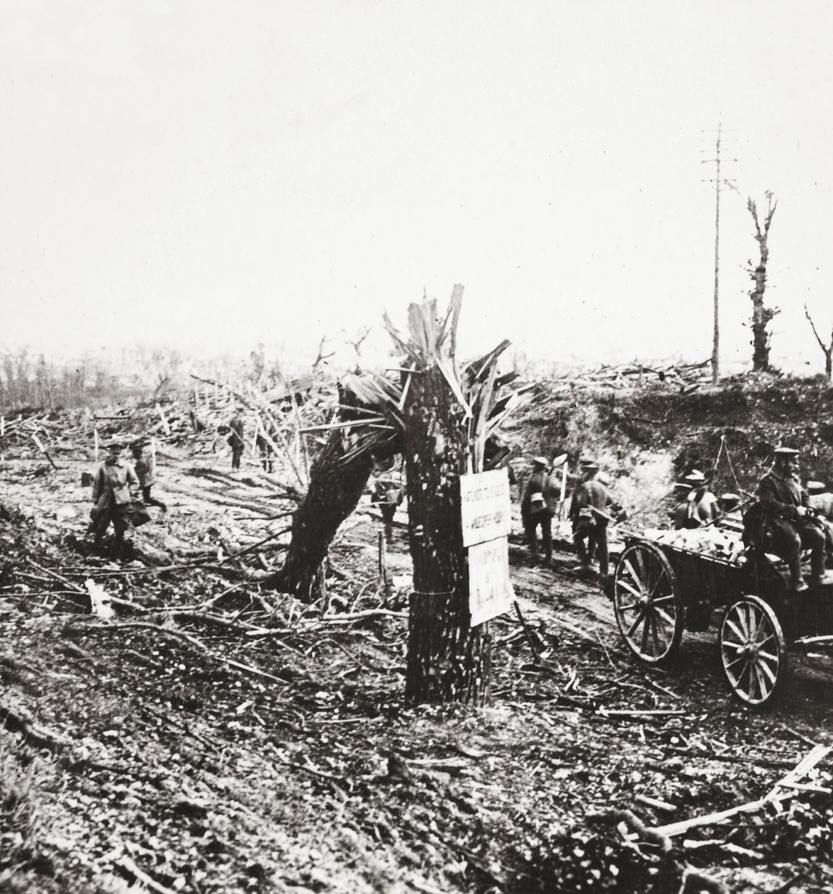 Insinöörit korjaavat kevyitä rautateitä Hangardin lähellä, jotka vaurioituivat Amiensin taistelussa vuonna 1918. tekijältä English Photographer