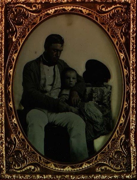 Isä ja lapsi, n. 1850 (ambrotyyppi_ tekijältä English Photographer