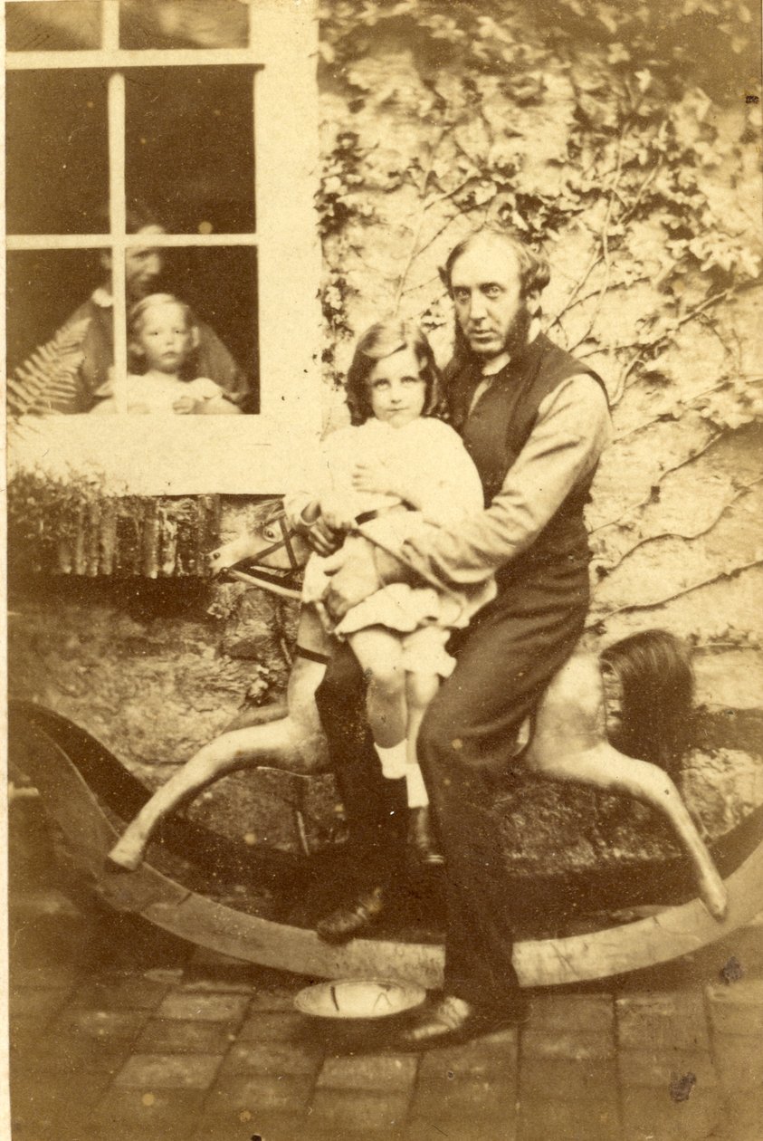 Isä ja tytär istuvat keinuhevosella, veli ja äiti katsovat ikkunasta, 1860 (albumiprintti) tekijältä English Photographer