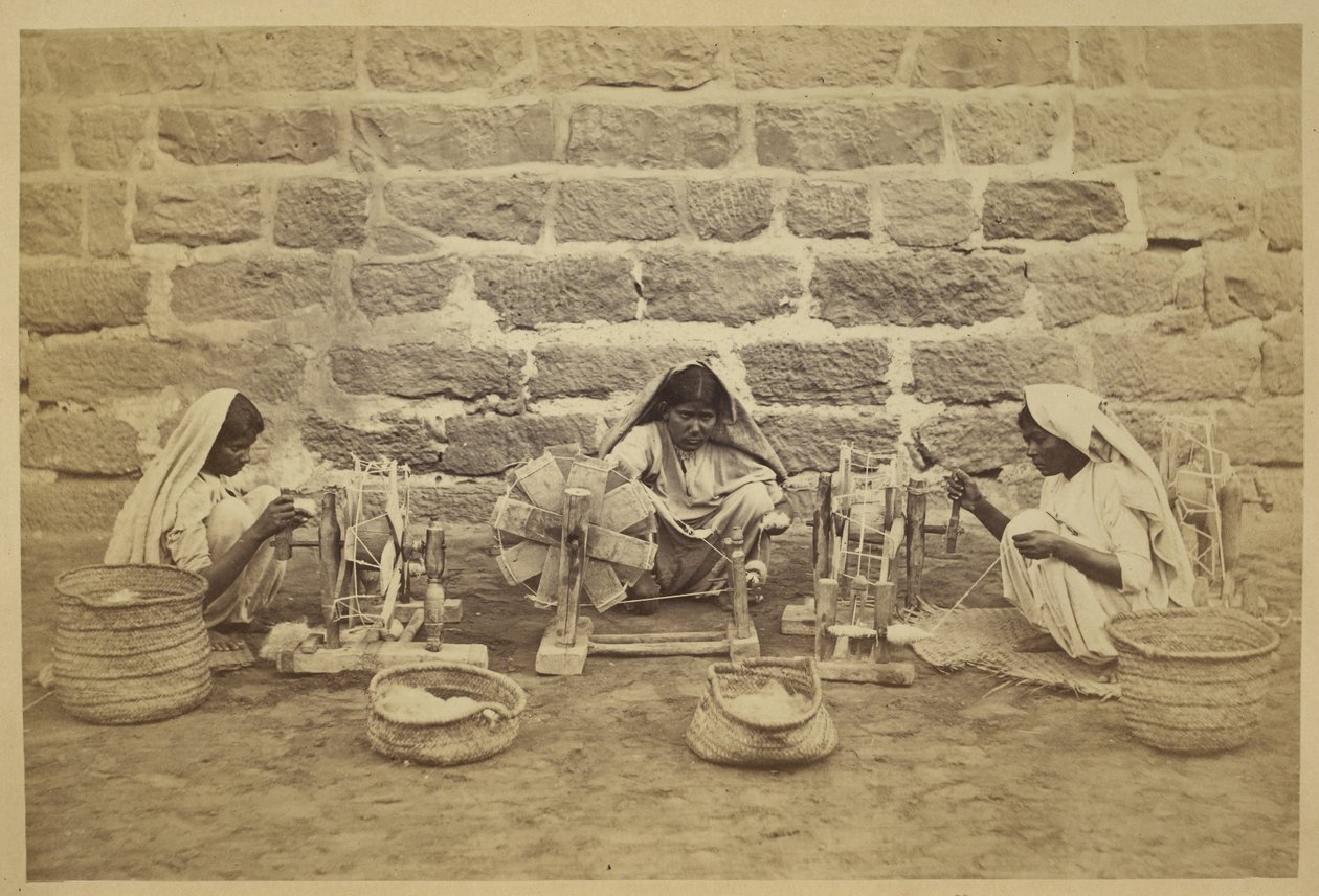 Naisvangit kiertelevät puuvillaa kehruupyörillä Karachin vankilassa. Valokuvaaja: Michie and Company c. 1873173 mm x 260 mm Archaeological Survey of India Collections: Intian toimistosarja (Nide 52). tekijältä English Photographer