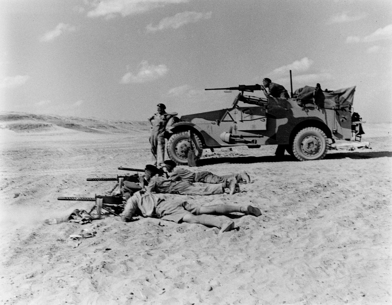 Asenna paikallisia suojauksia, majuri W H J Salen kokoamasta albumista, 1943 tekijältä English Photographer