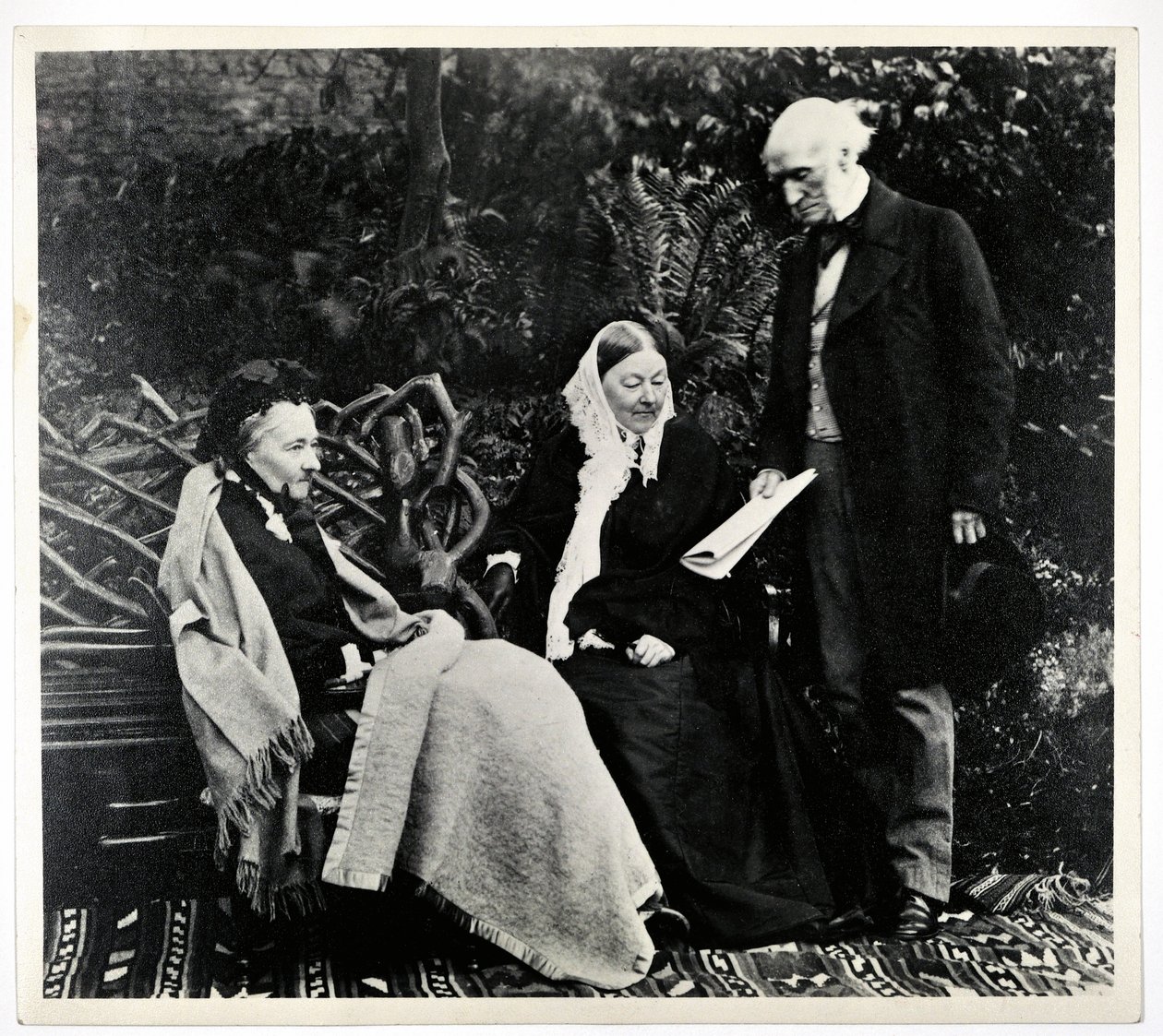 Florence Nightingale, Parthenope, Lady Verney ja Sir Harry Verney Claydon Housessa tekijältä English Photographer