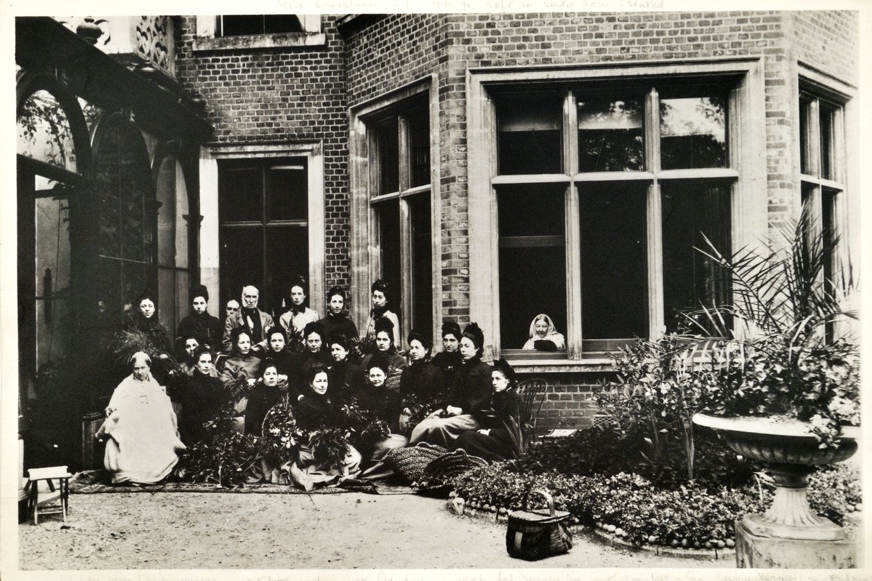 Florence Nightingale, Sir Harry ja Lady Verney sekä Nightingale-hoitajat Claydon Housessa, 1886 tekijältä English Photographer