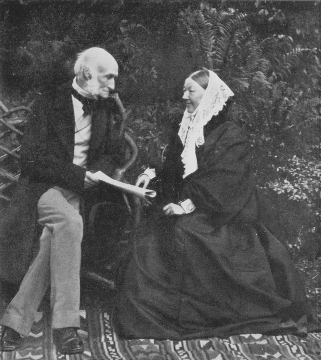 Florence Nightingale ja Sir Harry Verney Claydon Housen nurmikolla, 1889. tekijältä English Photographer