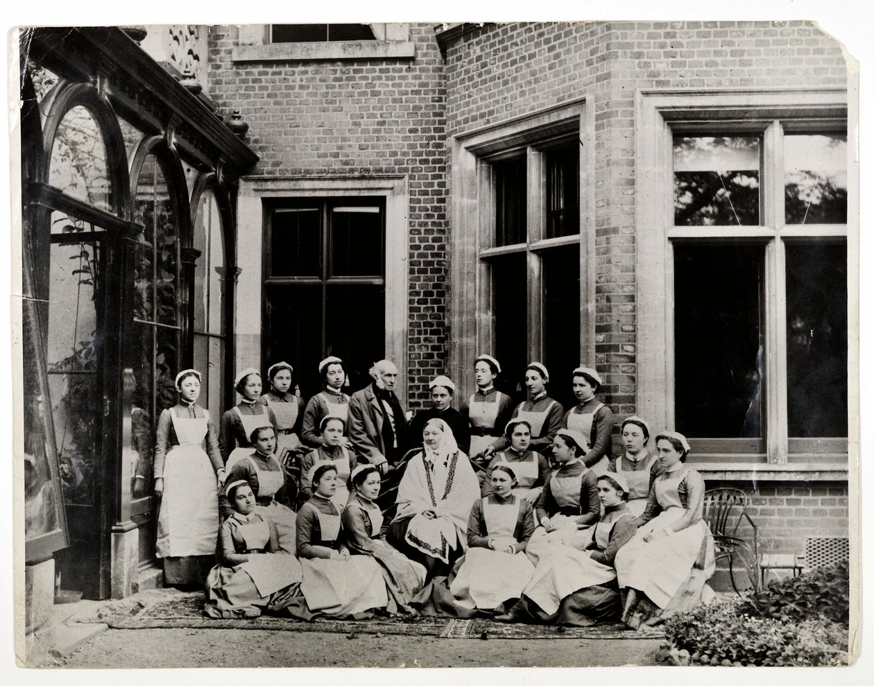Florence Nightingale Sir Harry Verneyn ja Miss Crosslandin kanssa sairaanhoitajaryhmän keskellä Claydon Housessa, 1886 tekijältä English Photographer