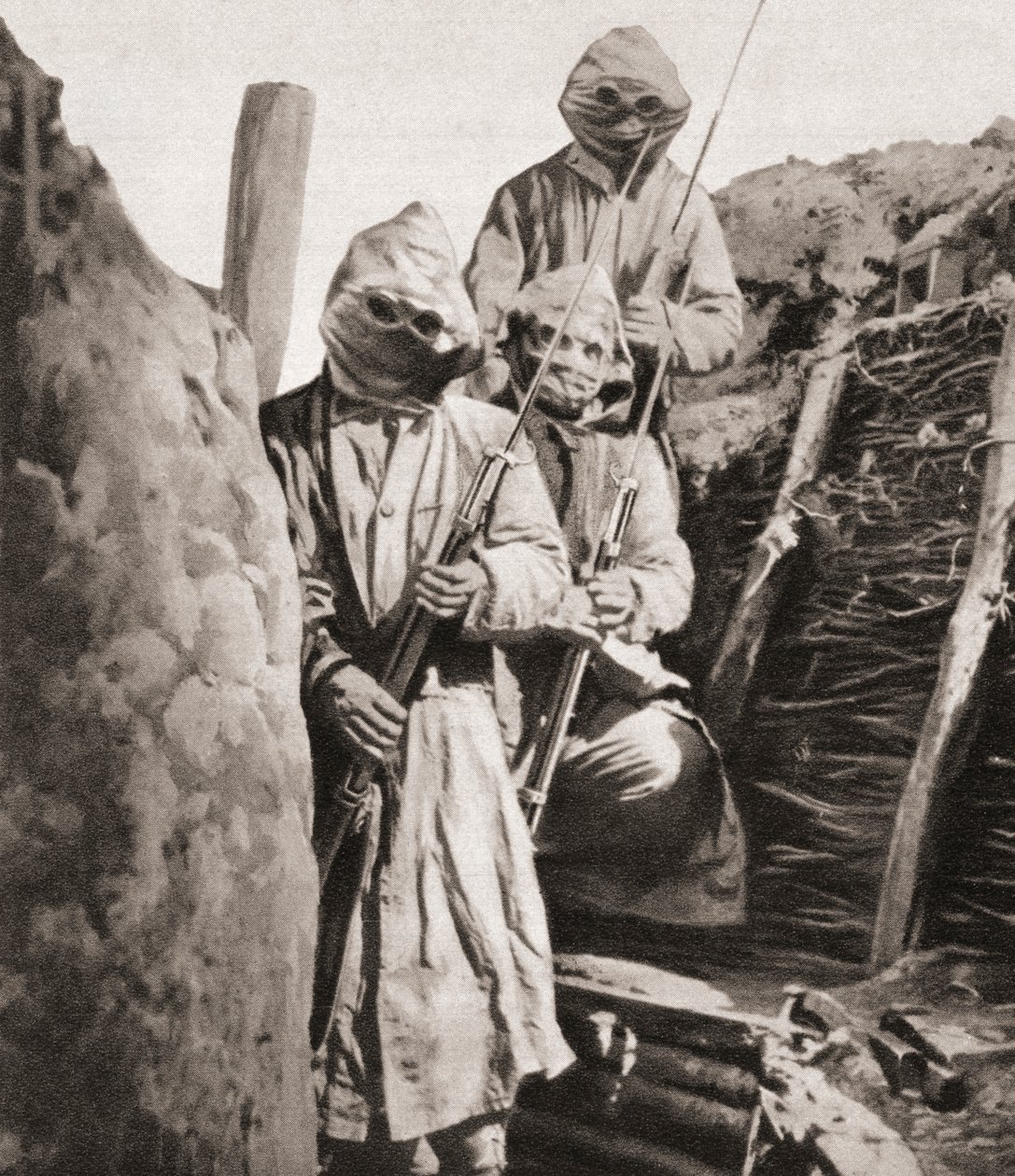 Ranskalaiset jalkaväkijoukot käyttivät ensimmäisen maailmansodan aikana hengityssuojaimia suojellakseen heitä saksalaiselta myrkkykaasulta, The Illustrated War News, 1915 tekijältä English Photographer