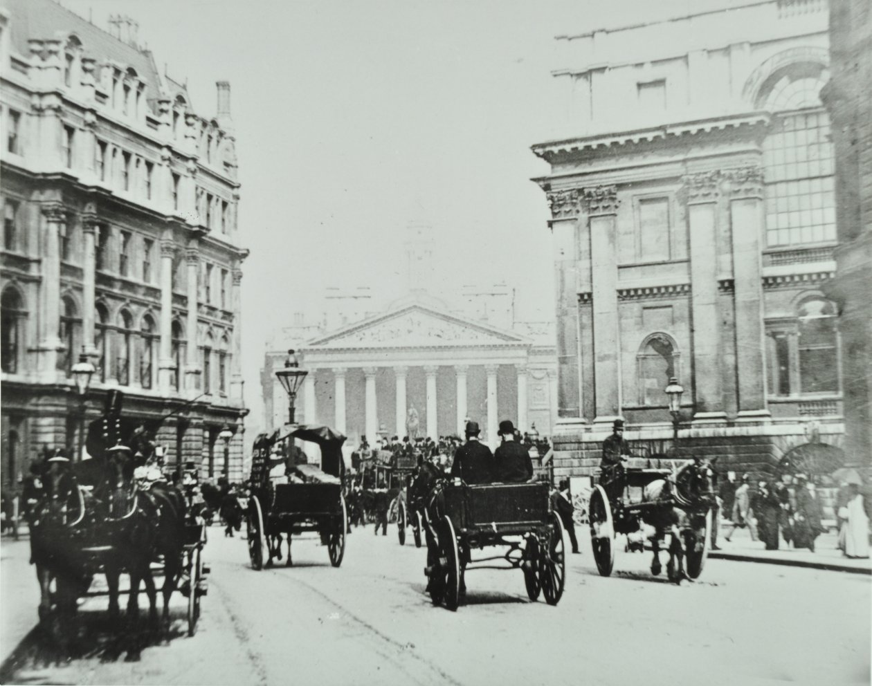 Queen Victoria Streetiltä Mansion House Streetille Royal Exchangen kanssa, Lontoon City, 1895 tekijältä English Photographer