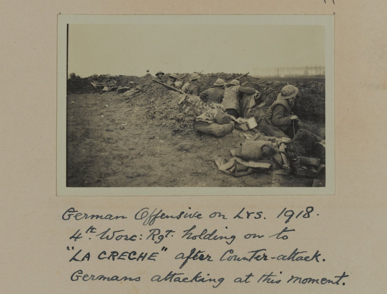 Saksan hyökkäys Lysiin. 1918: 4th, Worc: Rgt. pitäen kiinni "La Crechestä" vastahyökkäyksen jälkeen, saksalaiset hyökkäävät tällä hetkellä tekijältä English Photographer