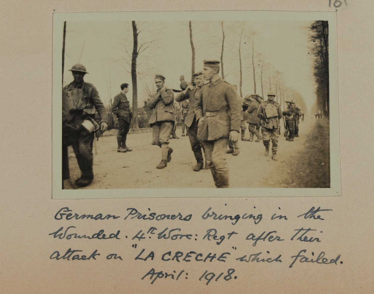 Saksalaiset vangit tuomassa haavoittuneita, 4., Worc: Rgt. huhtikuuta 1918 epäonnistuneen "La Creche" -hyökkäyksen jälkeen tekijältä English Photographer